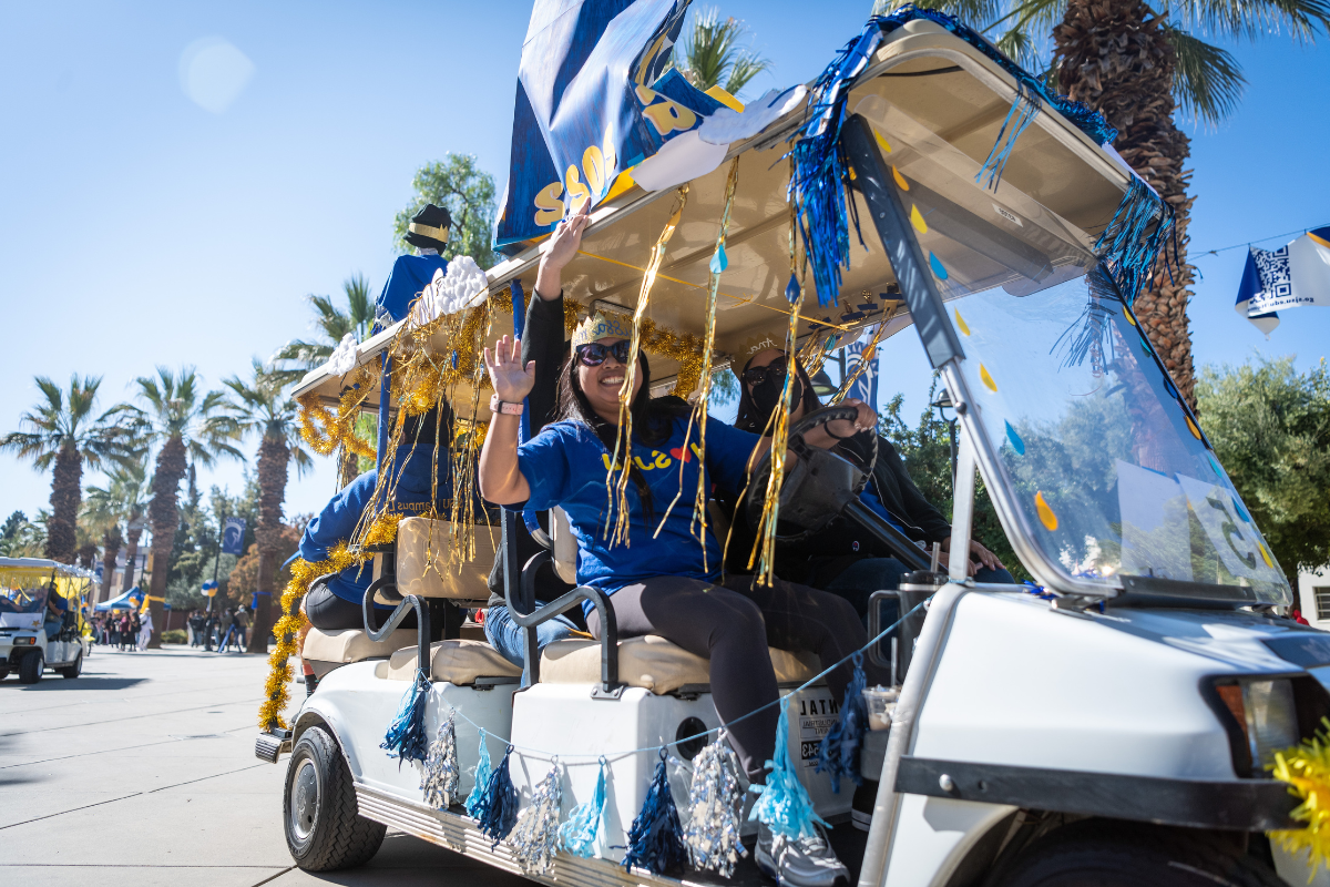 Golf cart parade during 首页coming Week